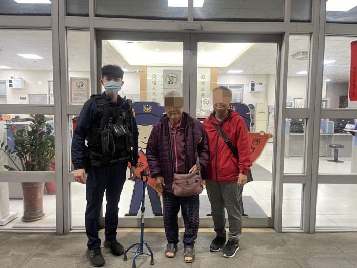 老婦迷途逾10小時累壞了 壢警靠這招助返家 56 1722 4