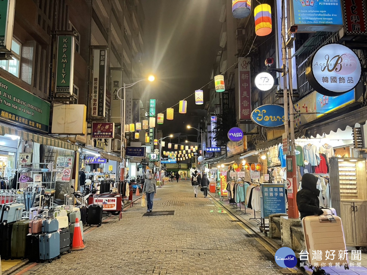 中壢警分局進行燈會交通管制及安全維護。