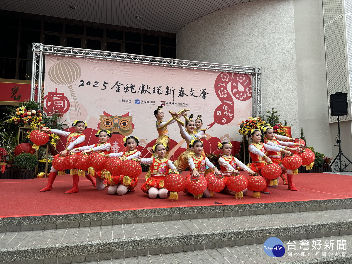 南投舞蹈團精彩表演獲掌聲。(記者扶小萍攝)