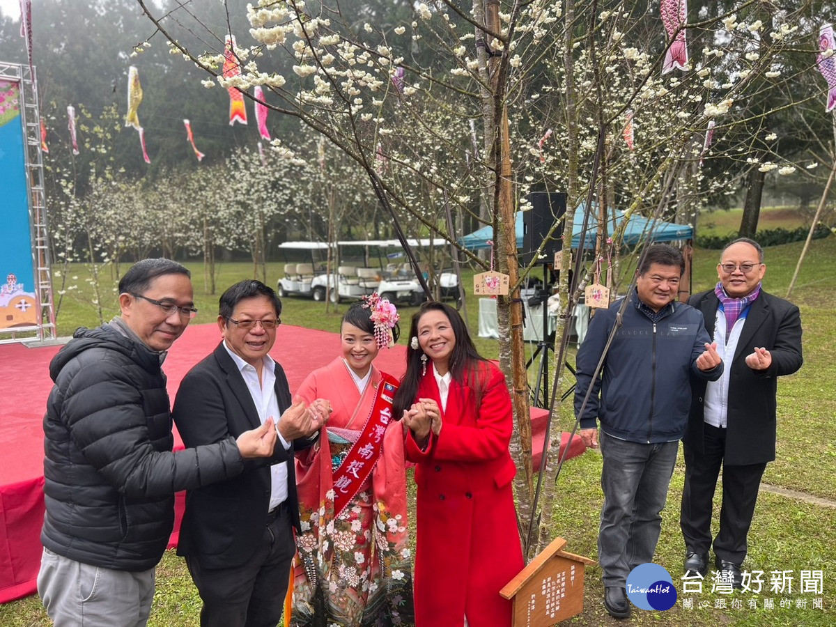 兩位歌姬親手為櫻花樹上插上詠櫻俳句詩牌，與會來賓寫上祈福與讚美櫻花的會碼牌，掛在櫻花樹上。