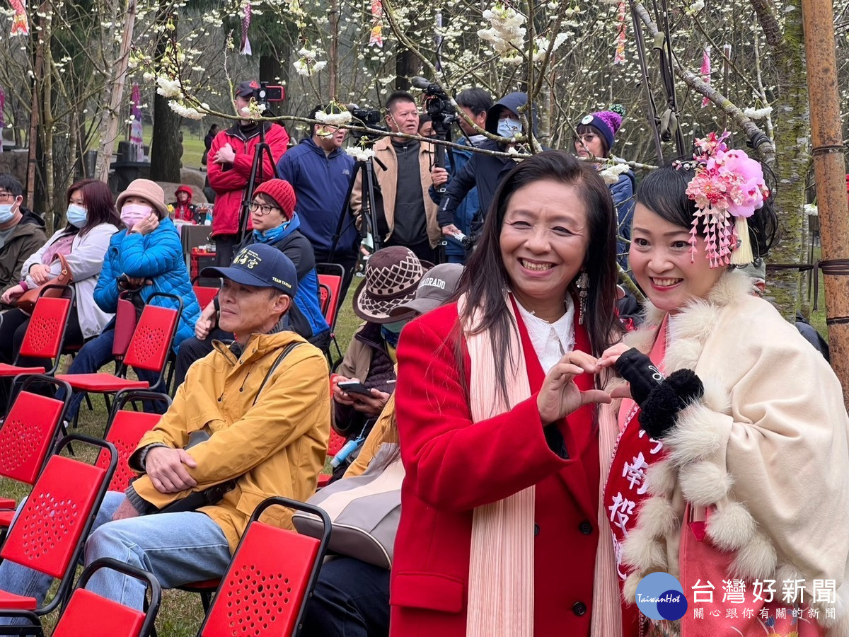 日本演歌女王飛鳥奉美與台灣金曲歌后許景淳驚喜現身九族文化村,攜手擔任「九族櫻花/台灣雪櫻推廣大使」,用音樂與文化交流。