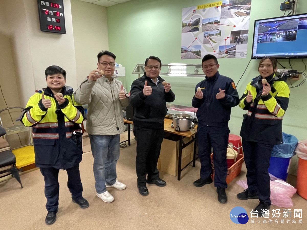 平鎮警分局在指揮所設立「行動補給站」，滷製暖呼呼、香噴噴的茶葉蛋，讓執勤同仁都能暖身又暖心。
