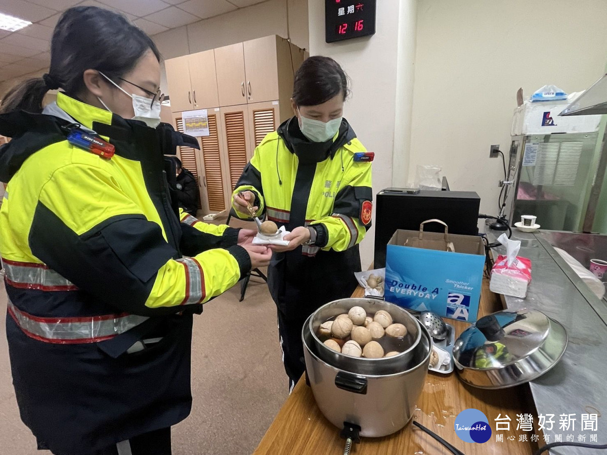 平鎮警分局在指揮所設立「行動補給站」,滷製暖呼呼、香噴噴的茶葉蛋,讓執勤同仁都能暖身又暖心。
