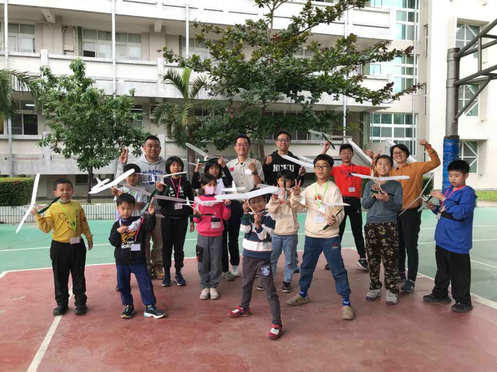 ▲興仁國中在大葉大學機械系徐嘉偉老師的帶領下，開心體驗滑翔機。（大葉大學提供）