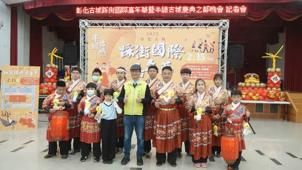 ▲彰化市長林世賢與半線武苑表演團體合影。（記者林明佑攝）