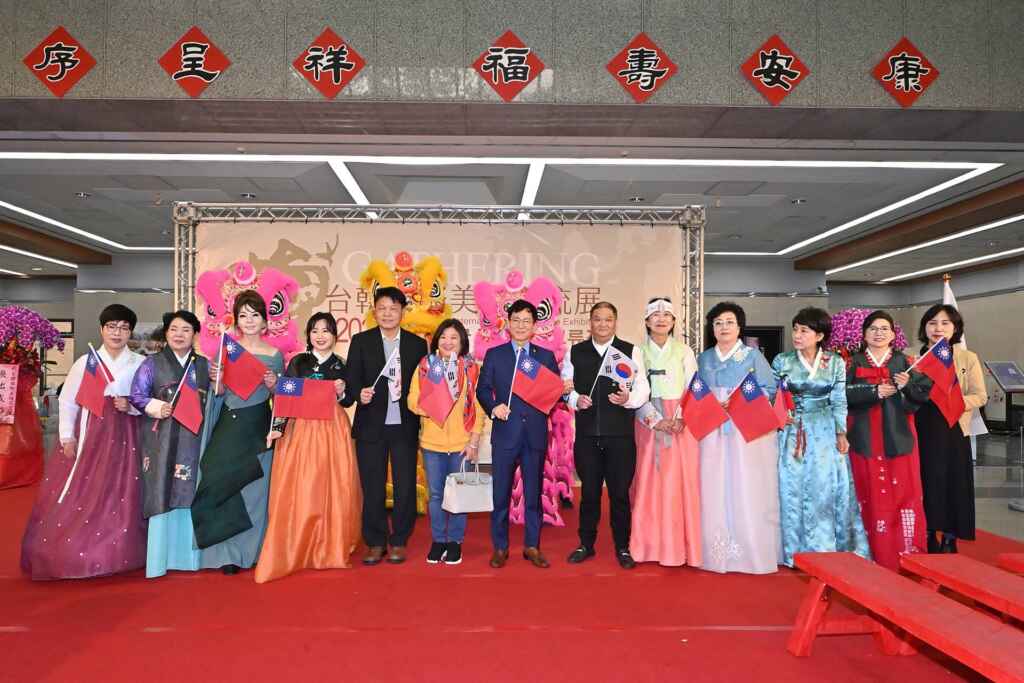 ▲台中市港區藝術中心於1月25日至2月23日，在展覽室B隆重舉辦「2025台韓國際聯合交流展」，今日舉行開幕式。（記者張玉泰攝）