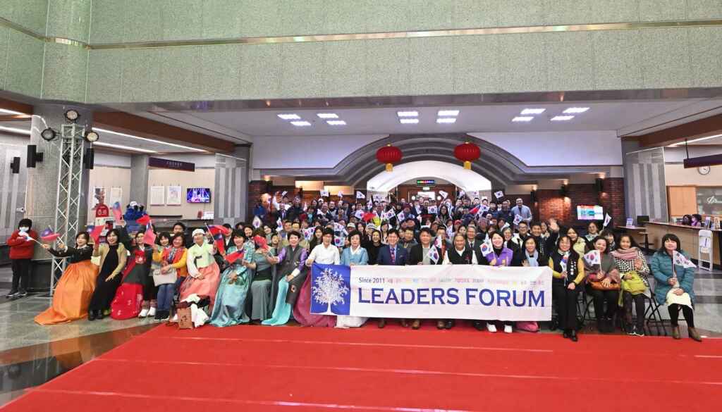▲台中市港區藝術中心於1月25日至2月23日，在展覽室B隆重舉辦「2025台韓國際聯合交流展」，今日舉行開幕式。（記者張玉泰攝）