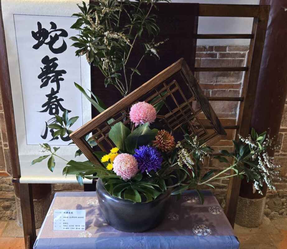 ▲彰化縣中華花藝協會以花藝迎接蛇年的到來，展覽共展出四十餘件精美作品。（記者林明佑翻攝）