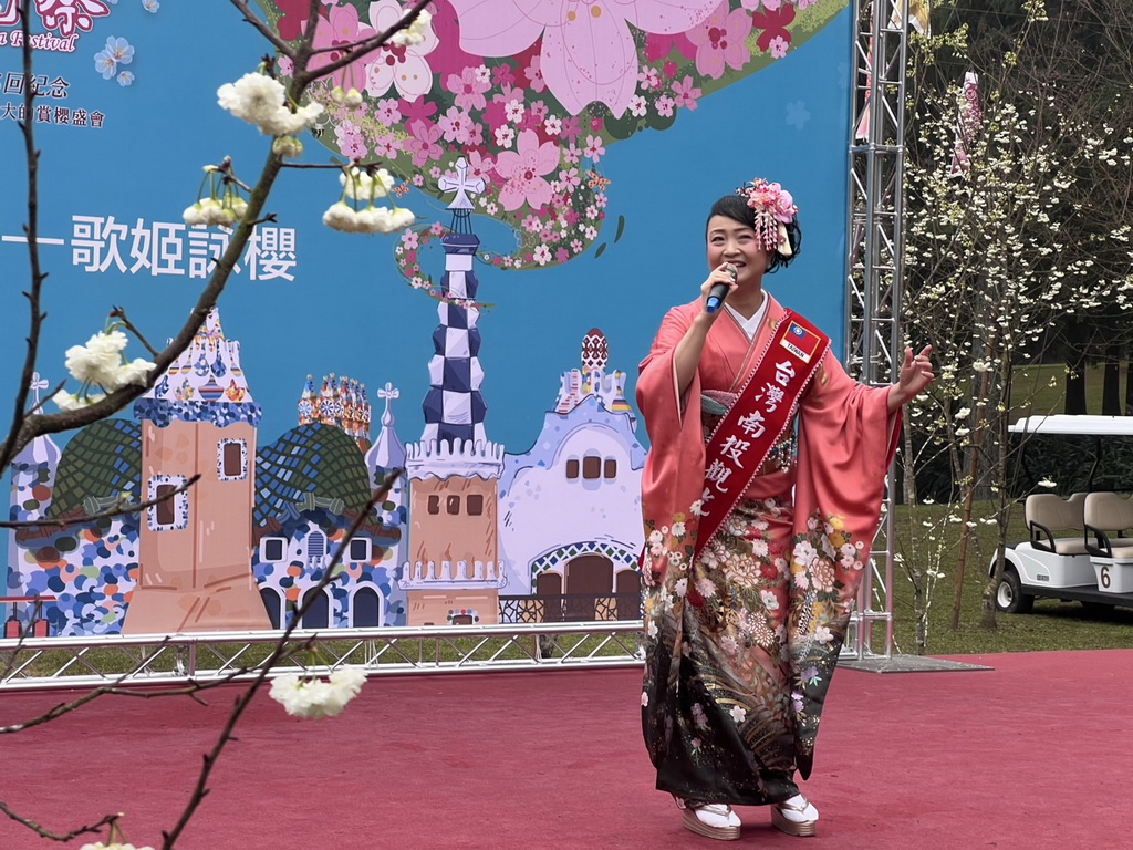 九族櫻花祭活動再度邀請日本演歌女王飛鳥奉美為九族獨家引進的台灣雪櫻新品種演唱。▲（記者蘇彩娥攝）