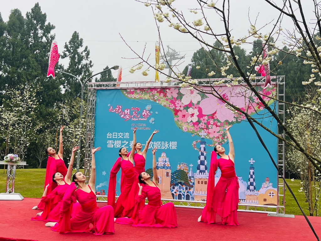 台灣青年舞團專為九族櫻花編舞創作的《山櫻花之舞》在本次活動中再度亮相。▲（記者蘇彩娥攝）