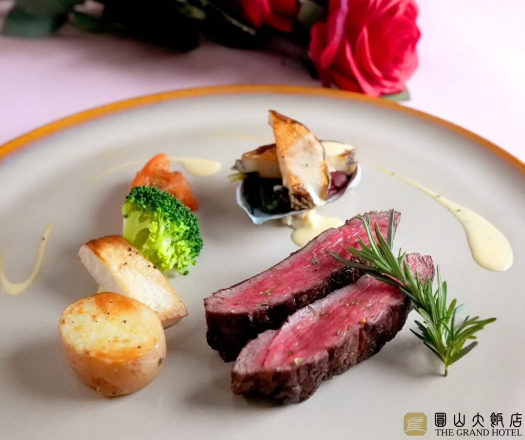 圓山飯店精心推出「老饕戀曲‧情人夜語」牛排館限定浪漫饗宴,以奢華精緻的義式料理,甜蜜慶祝專屬情人的美好時刻。圖/圓山大飯店提供