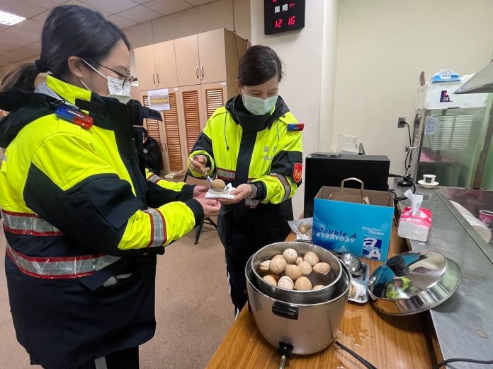 寒風中支援台灣燈會交通疏導 特製茶葉蛋為平警暖身 74 496159 0