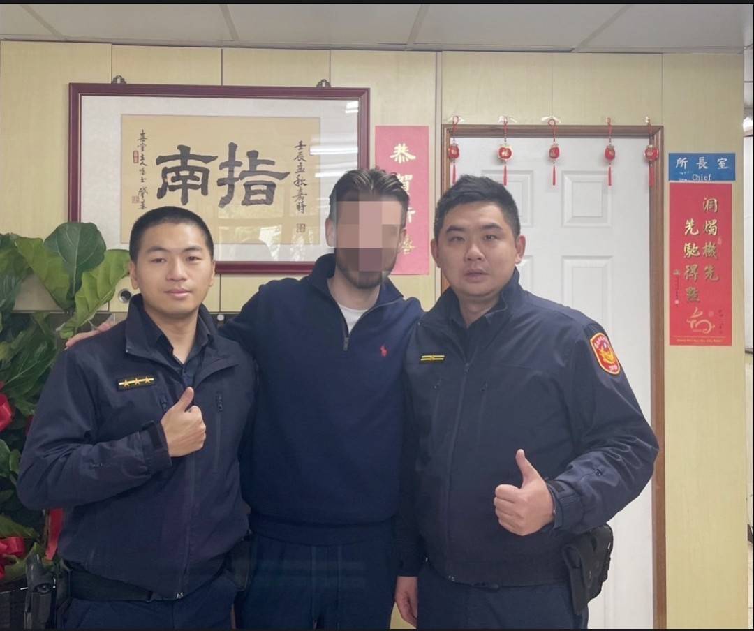 澳洲男子(圖中)表示:「台灣的警察真的太溫暖了,讓我感受到這座城市的美好與安全!」(記者 黃荷琇翻攝)