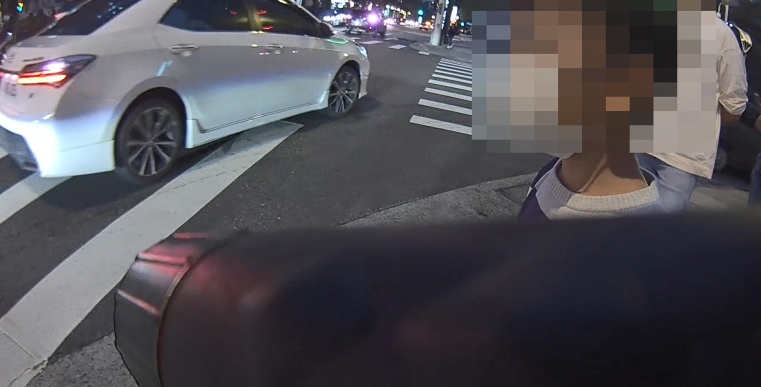 員警發現神情無助孩童護送返回派出所休息。(記者薛秀蓮翻攝)