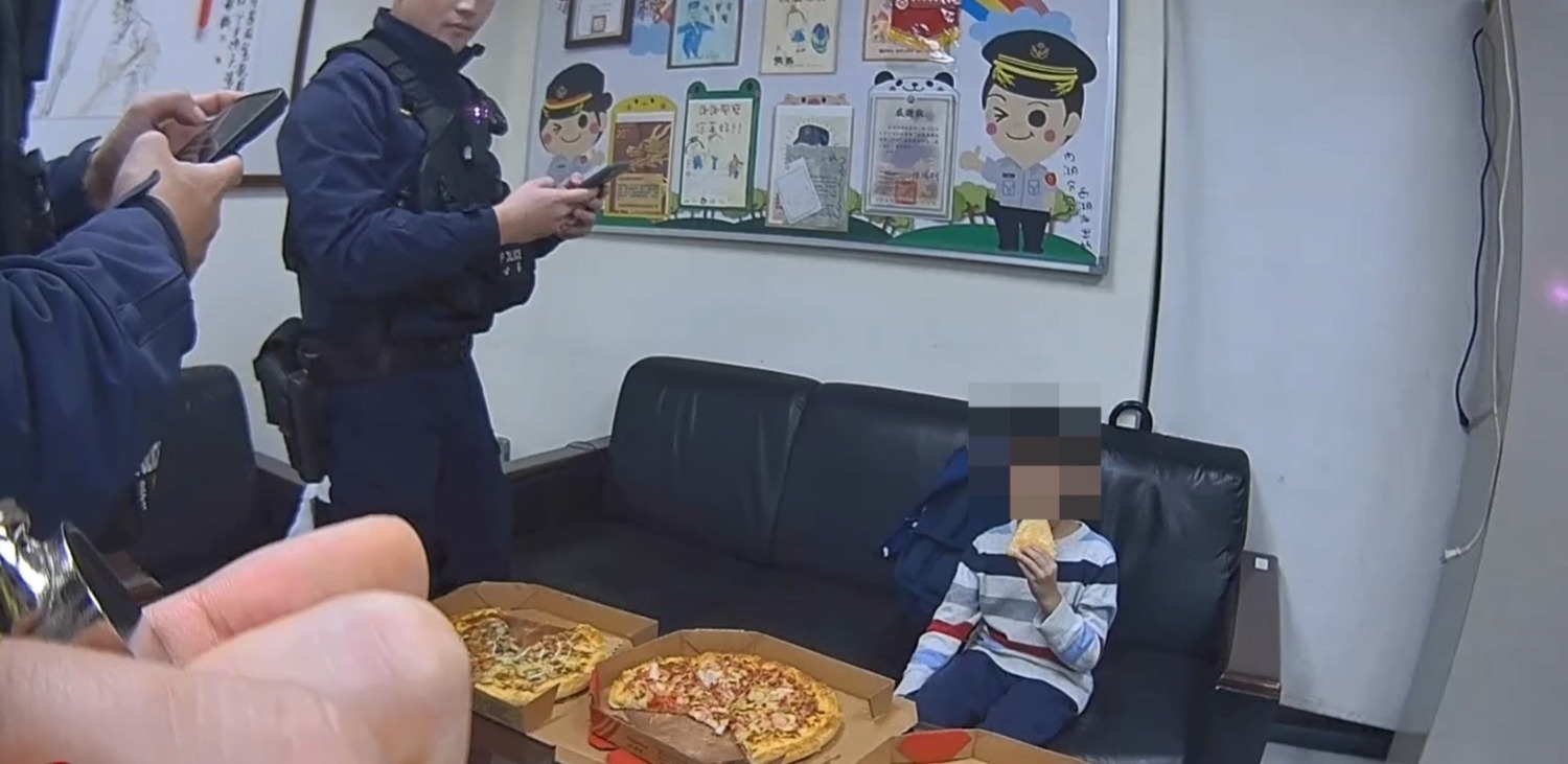 西湖派出提供豐富食物,安撫孩童情緒。(記者薛秀蓮翻攝)