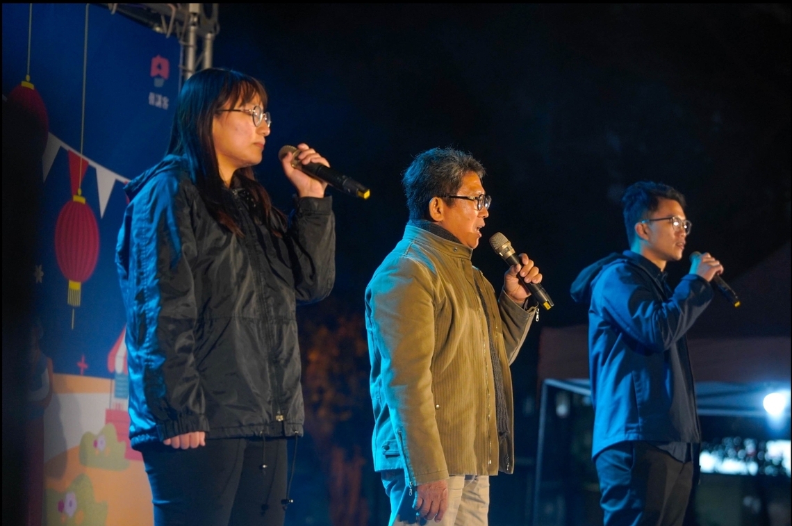 高雄市客委會主辦「2025鳳山光之季~光彩迎客」以創意燈飾結合客家文化獨特魅力。