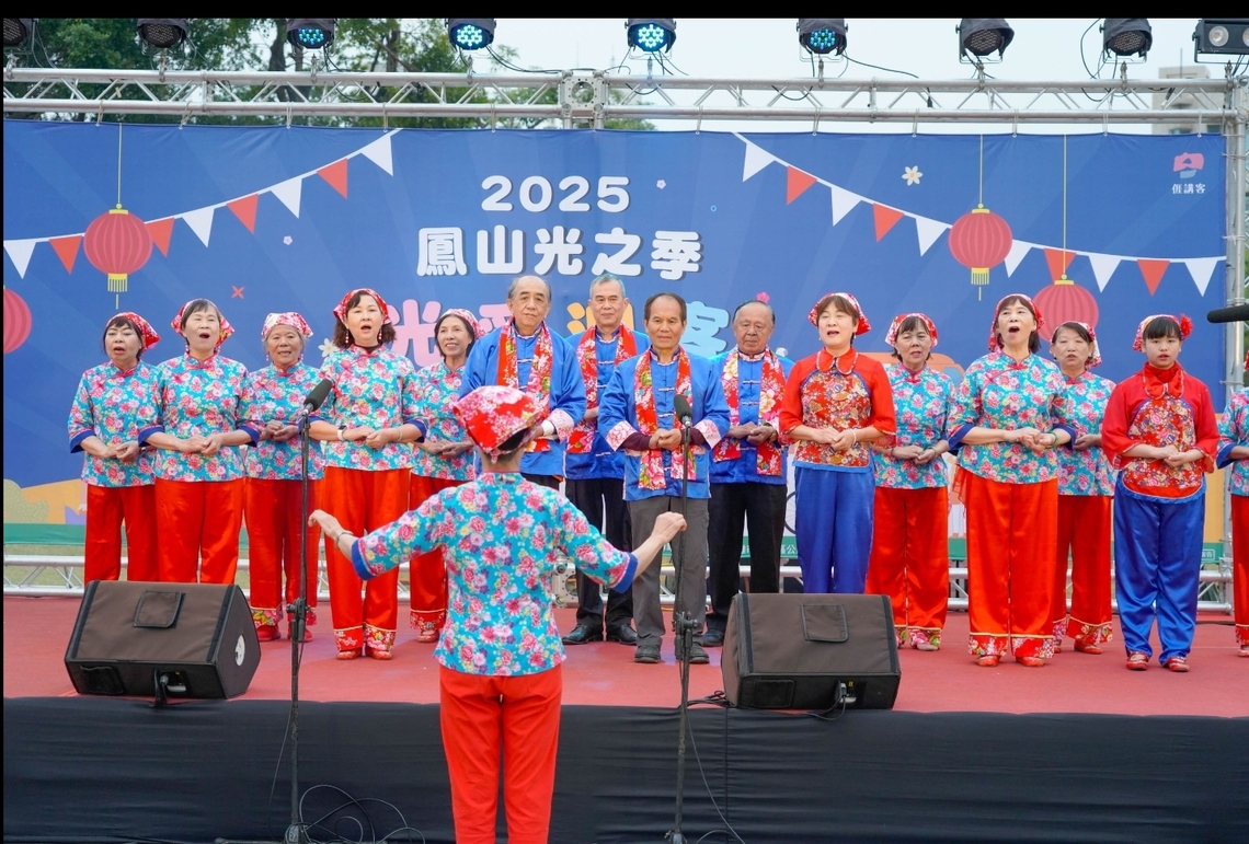 高雄市客委會主辦「2025鳳山光之季~光彩迎客」以創意燈飾結合客家文化獨特魅力。