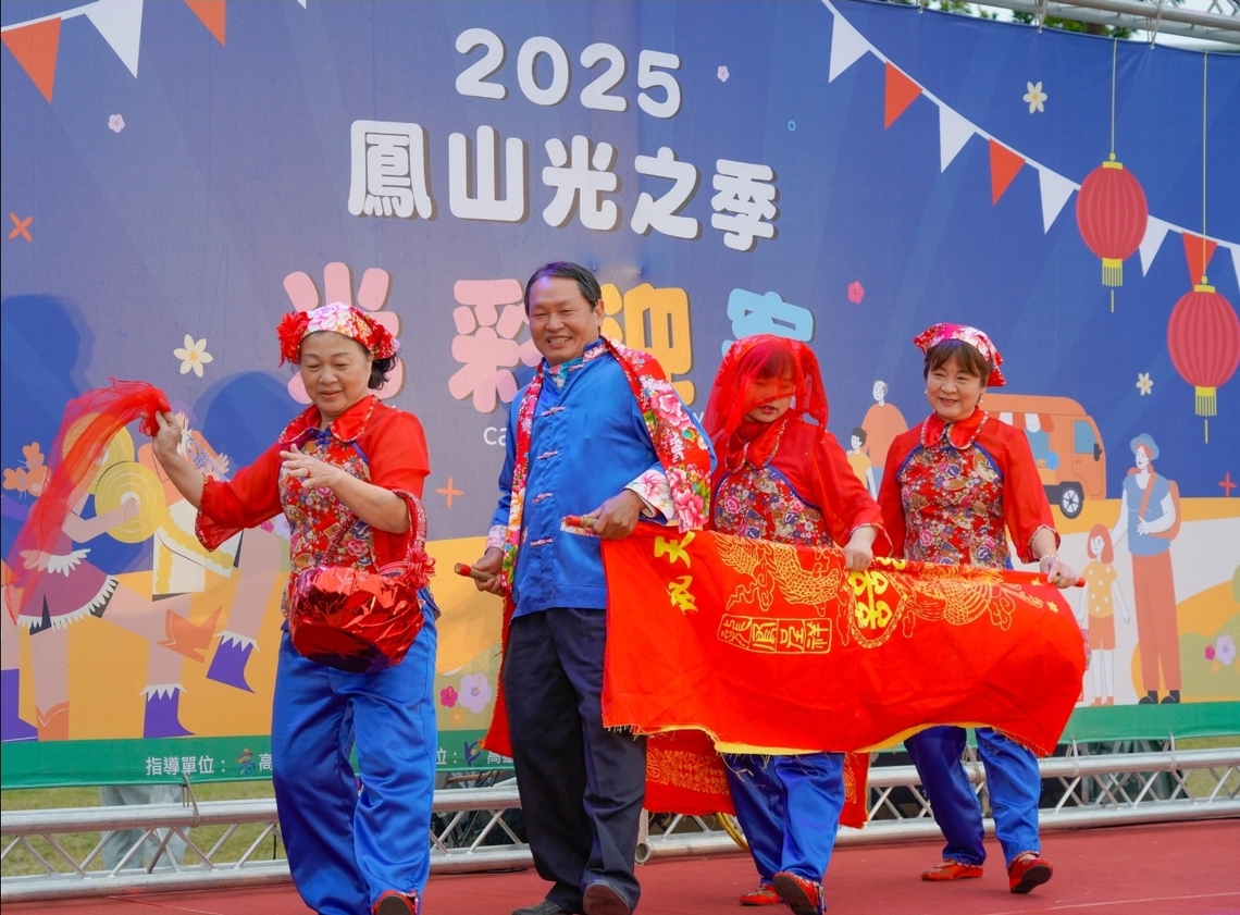 高雄市客委會主辦「2025鳳山光之季~光彩迎客」以創意燈飾結合客家文化獨特魅力。