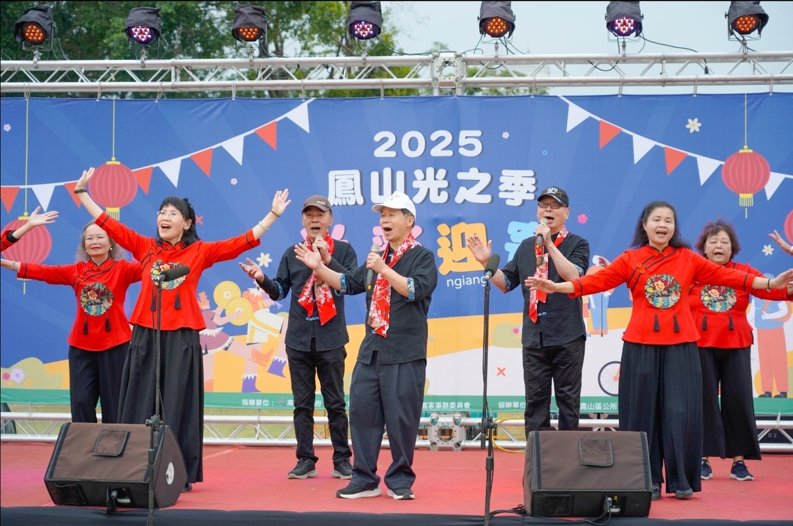 高雄市客委會主辦「2025鳳山光之季~光彩迎客」以創意燈飾結合客家文化獨特魅力。