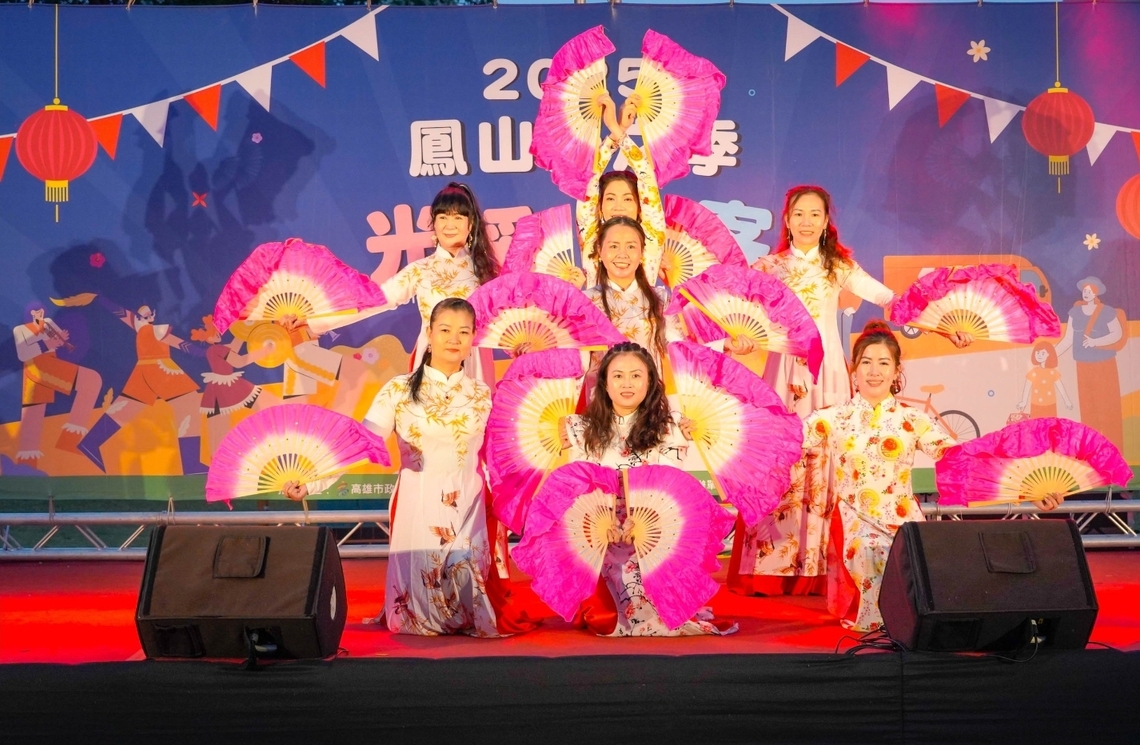 高雄市客委會主辦「2025鳳山光之季~光彩迎客」以創意燈飾結合客家文化獨特魅力。