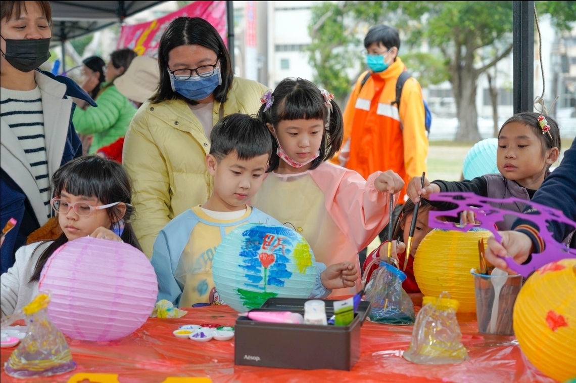 高雄市客委會主辦「2025鳳山光之季~光彩迎客」以創意燈飾結合客家文化獨特魅力。