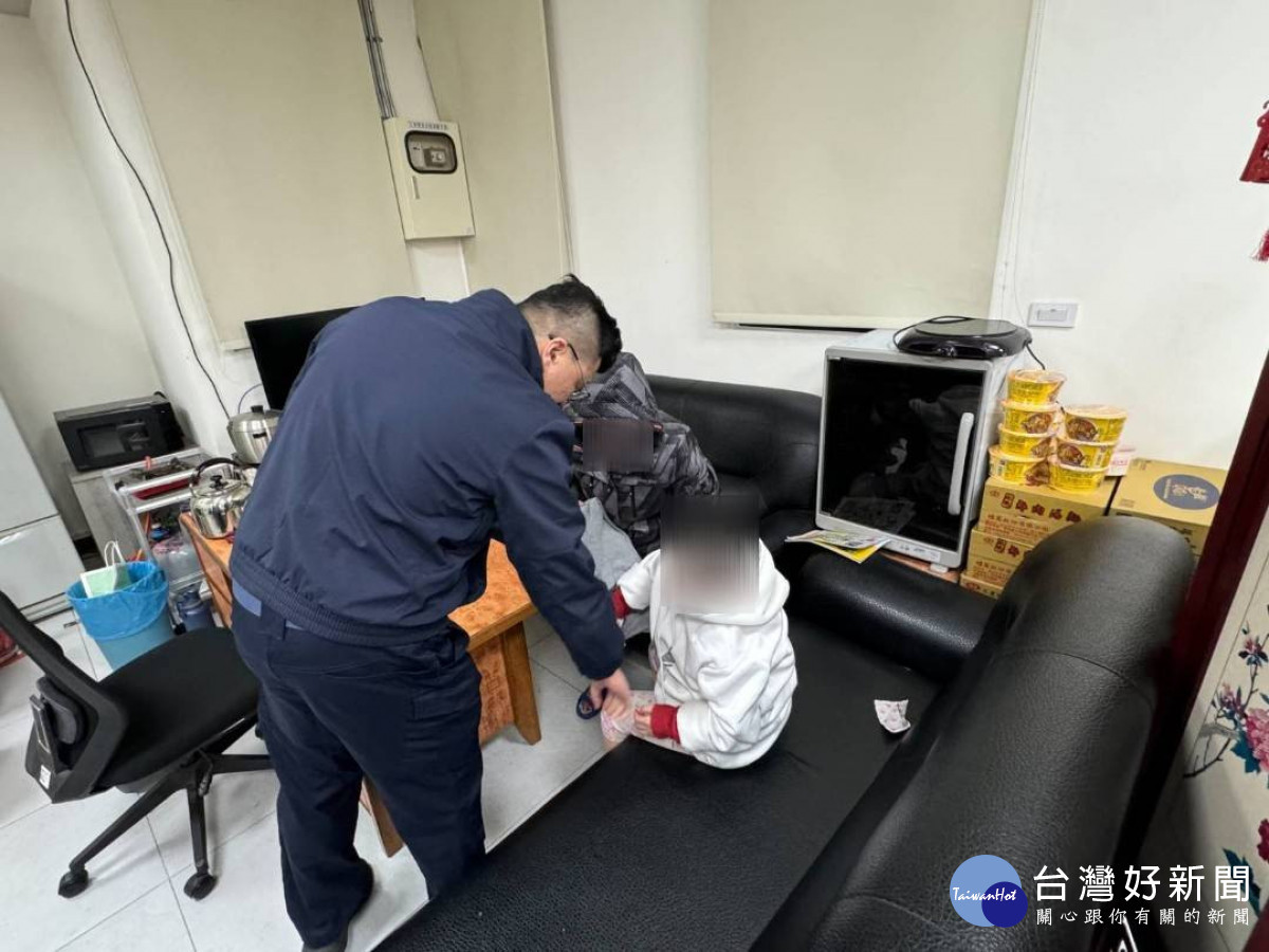 熱心民眾及警方的協助,男童平安返家。