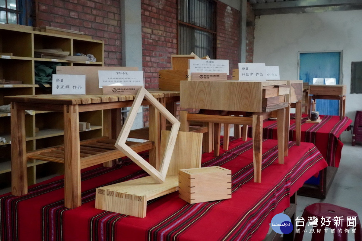 丹大木工培訓生產基地開發生產成具特色木製產品。(南投分署提供)