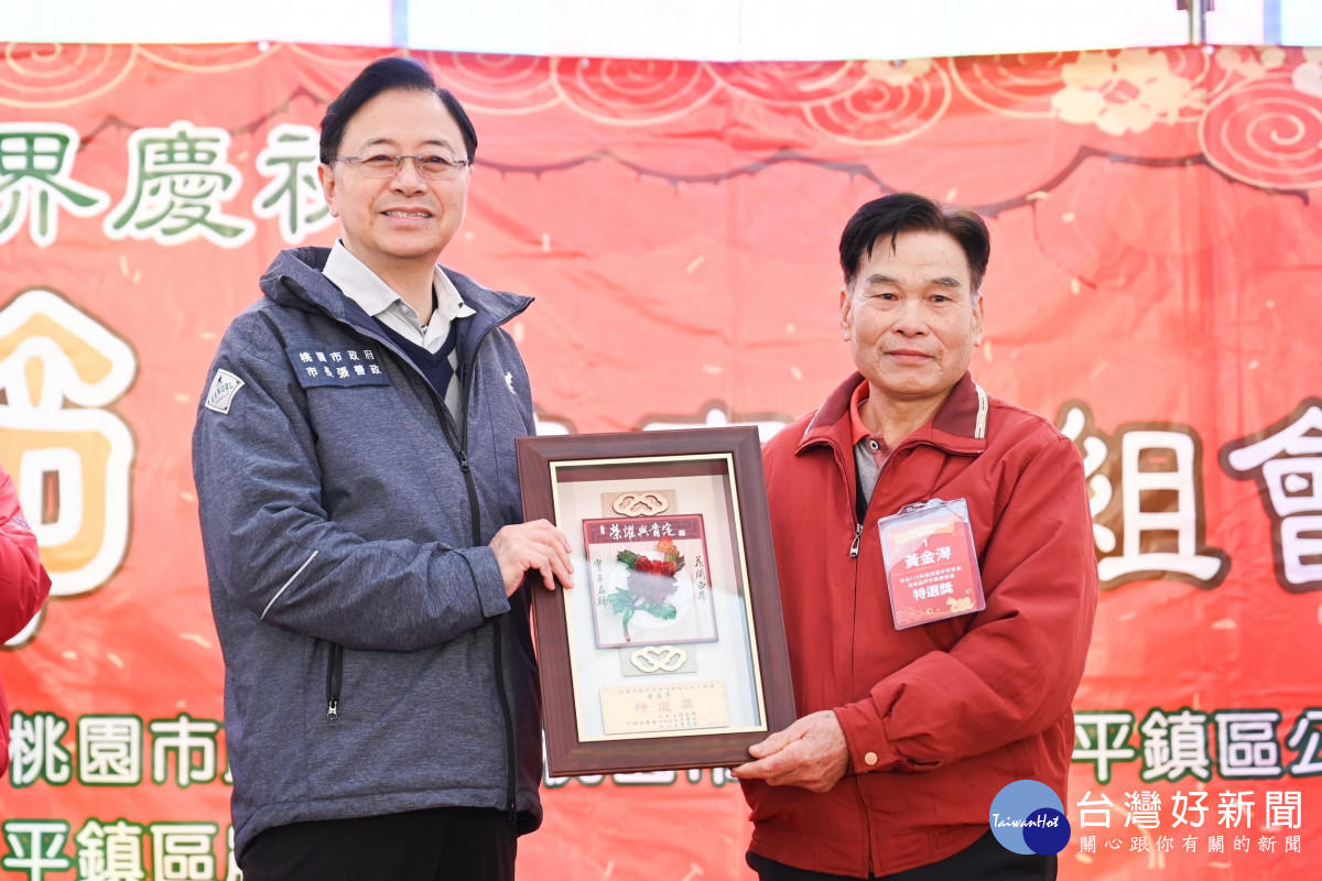 張市長和首屆桃園市苦茶油風味品評示範賽特選獎得主黃金𣾔合影。