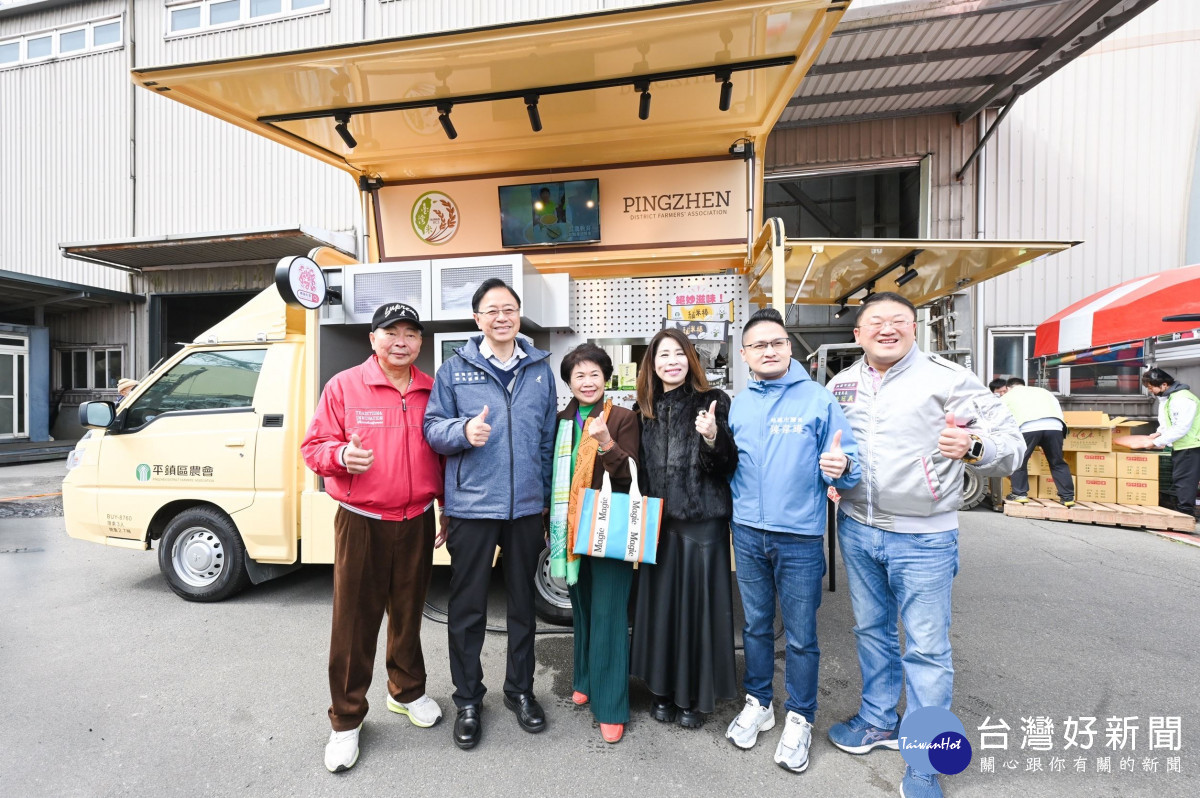 張市長和貴賓於平鎮區農會行動直銷車前合影。