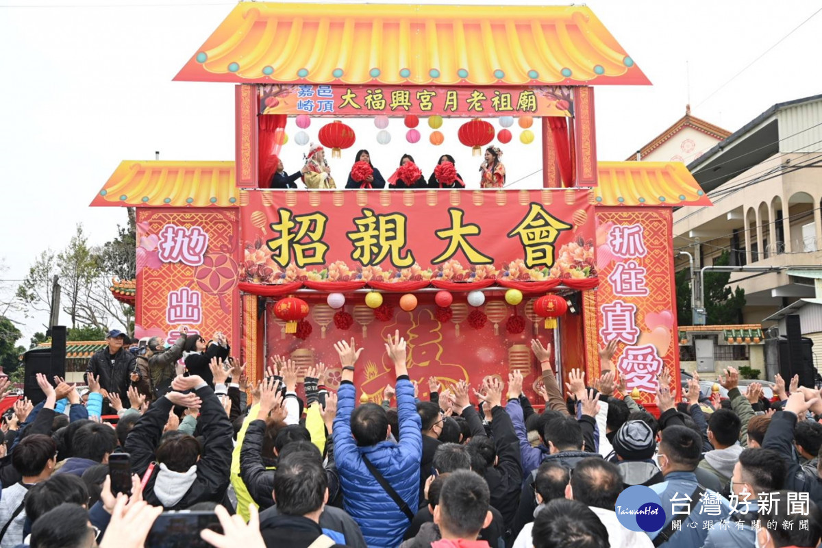 嘉義市嘉邑崎頂大福興宮月老祖廟今（9）日舉辦「古式拋繡球招親大會」，吸引全國超過500位未婚男女報名／林詩涵翻攝