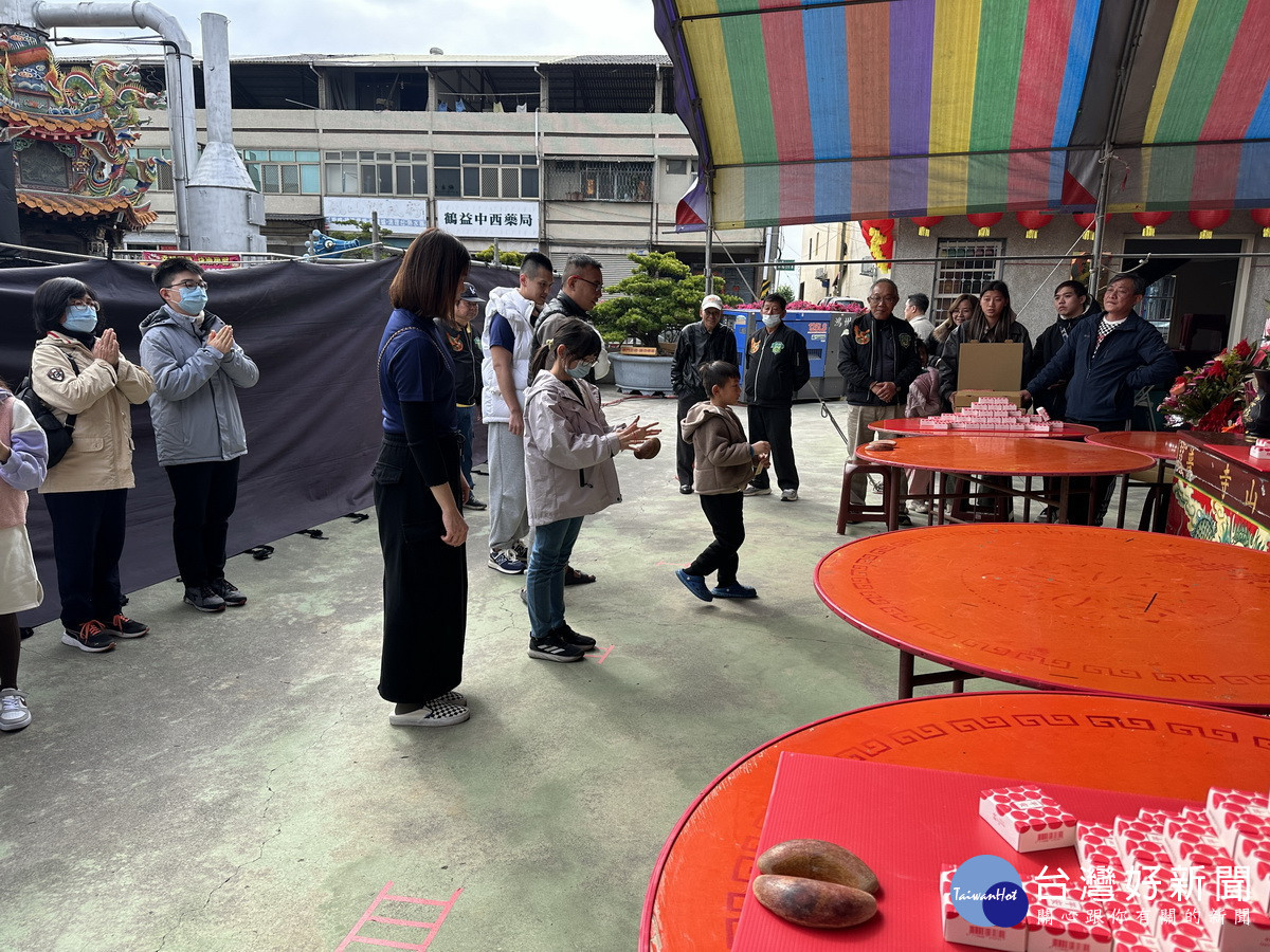 鳳山寺前擲茭可獲平安福蘋果酥吃平安保平安。（記者扶小萍攝）