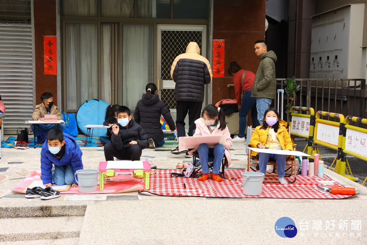 九華山地藏庵「慶元宵~親子寫生比賽」今(9)日一早廟前廣場已齊聚數百名親子一同寫生／林詩涵翻攝