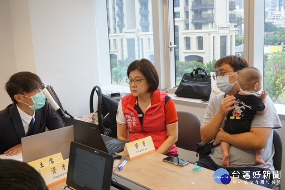 捷順員工請張芬郁協助。林重鎣
