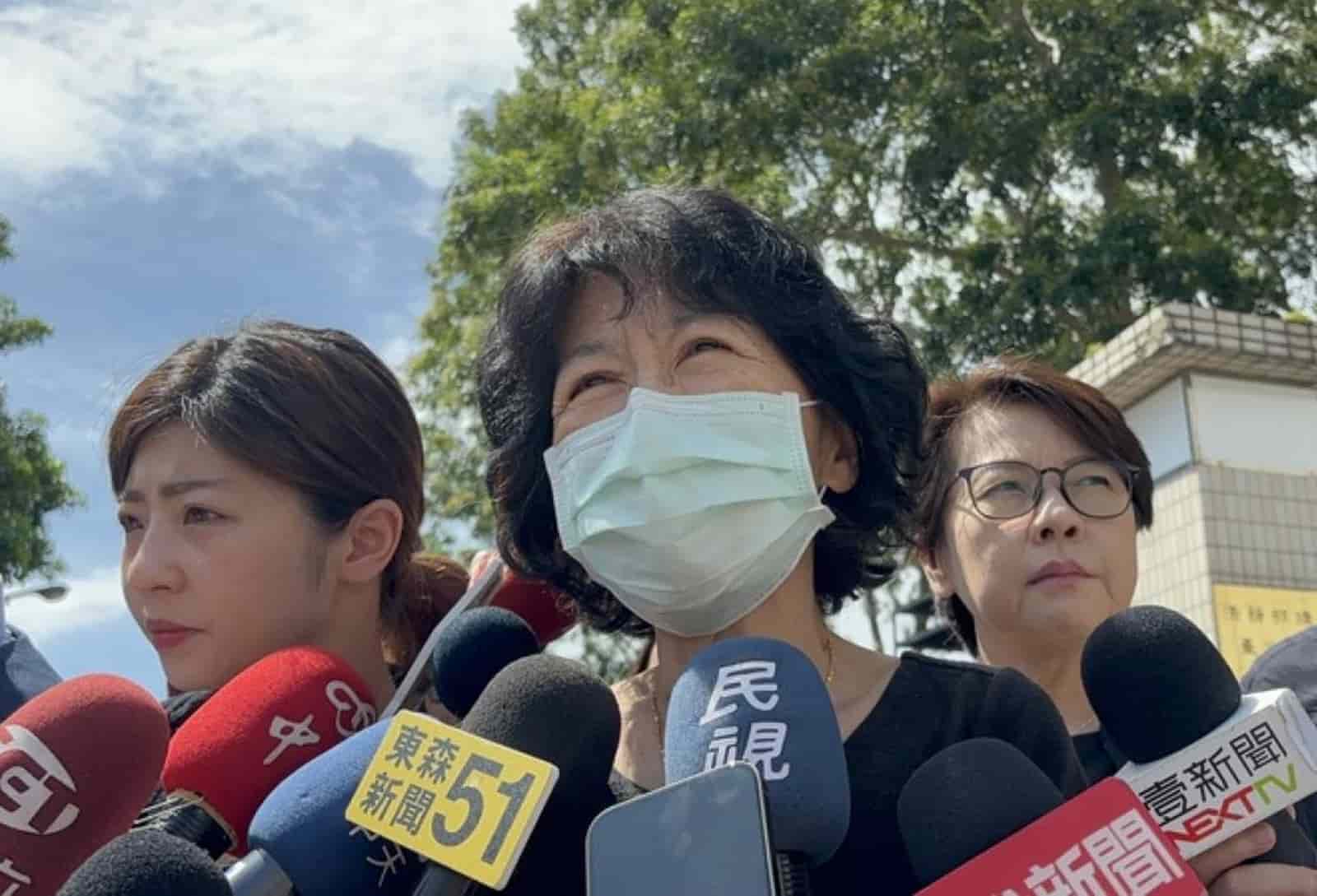 柯文哲妻子陳佩琪(中)於8日再度發文為柯文哲抱屈,遭質疑是為自己恐涉金流辯解。資料照片/中央社