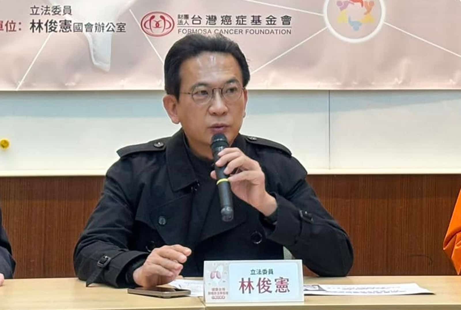 民進黨立委林俊憲批評民眾黨主席政見發表會,黨務只剩砲轟賴政府。翻攝林俊憲臉書