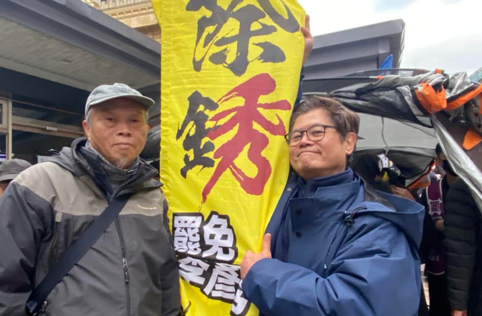 導演陳世杰(右)與金鐘獎攝影師周以文(左)於9日參與藍委李彥秀罷免連署,並宣布罷免紀錄片開拍。翻攝陳世杰臉書