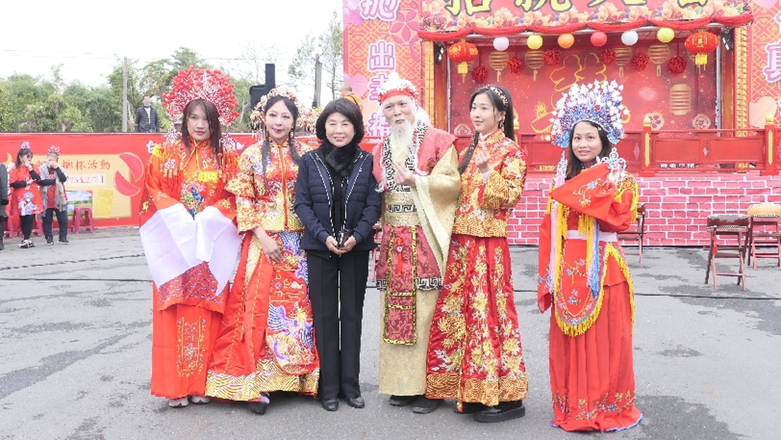 重現古式招親拋繡球場景 嘉邑崎頂大福興宮月老祖廟「拋出幸福抓住真愛」拋繡球活動
