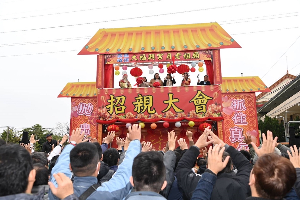 ▲嘉義市大福興宮月老祖廟辦招親,吸引報名爭得繡球覓良緣。(圖/嘉義市政府提供)