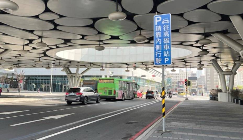 高市府協調增設導引標誌 強化高雄車站地下停車場動線指引