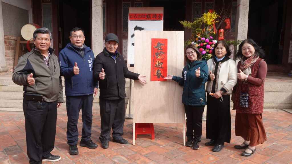 ▲彰化縣道東文化協會邀請書法老師林美鳳現場揮毫，主題為「金蛇迎春」，為新的一年增添喜慶氛圍，也讓民眾感受傳統文化的魅力。（記者林明佑攝）