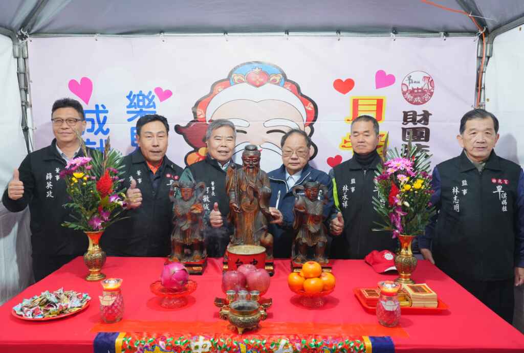 月老星君與和合二仙，燈會期間將護佑賞燈民眾求得好姻緣。