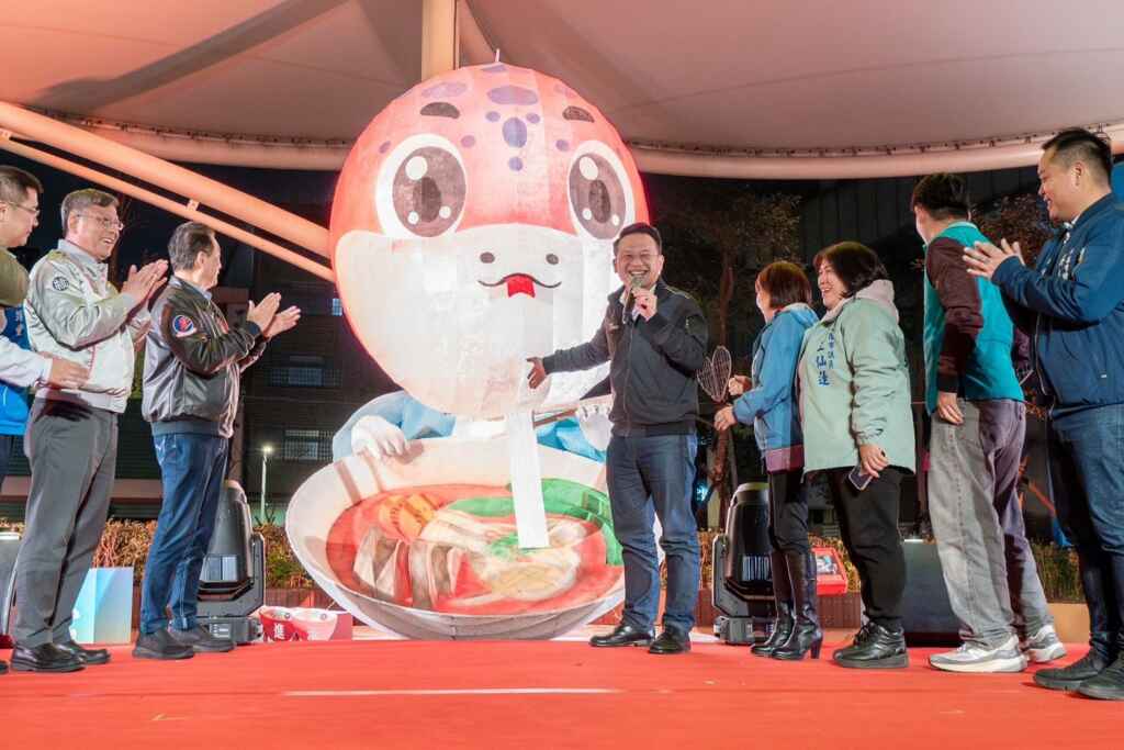 ▲全臺唯一融合中壢牛肉麵打造的在地特色主燈「好運蛇進來」。（桃園市政府提供）
