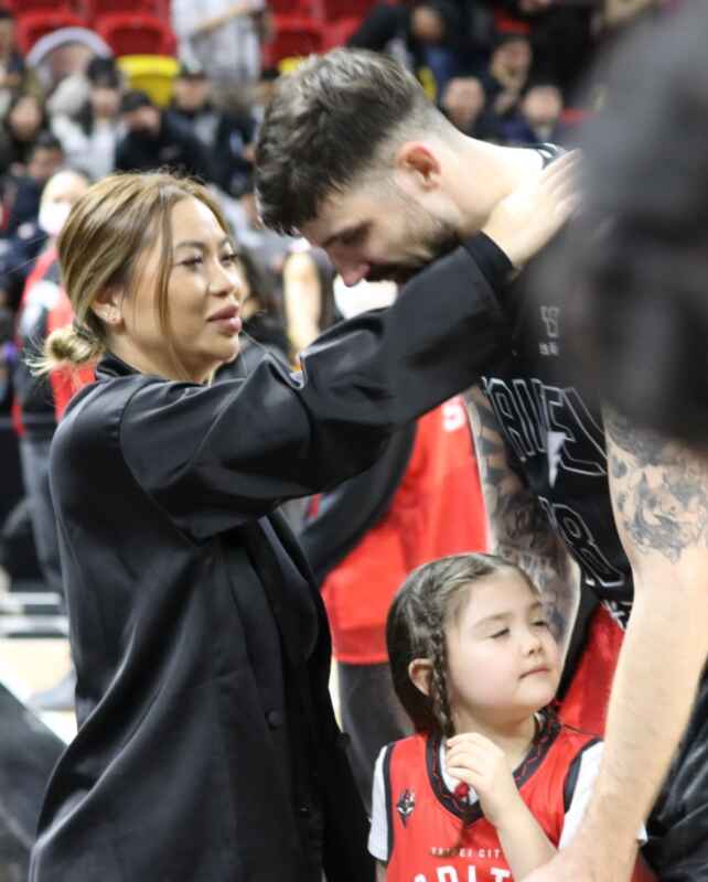 戰神隊的法國田壘莫爾曼攻下全隊最高分，他的寮國愛妻和小女兒都立即獻上擁抱，恭喜他找回自我。   (魏冠中攝影)