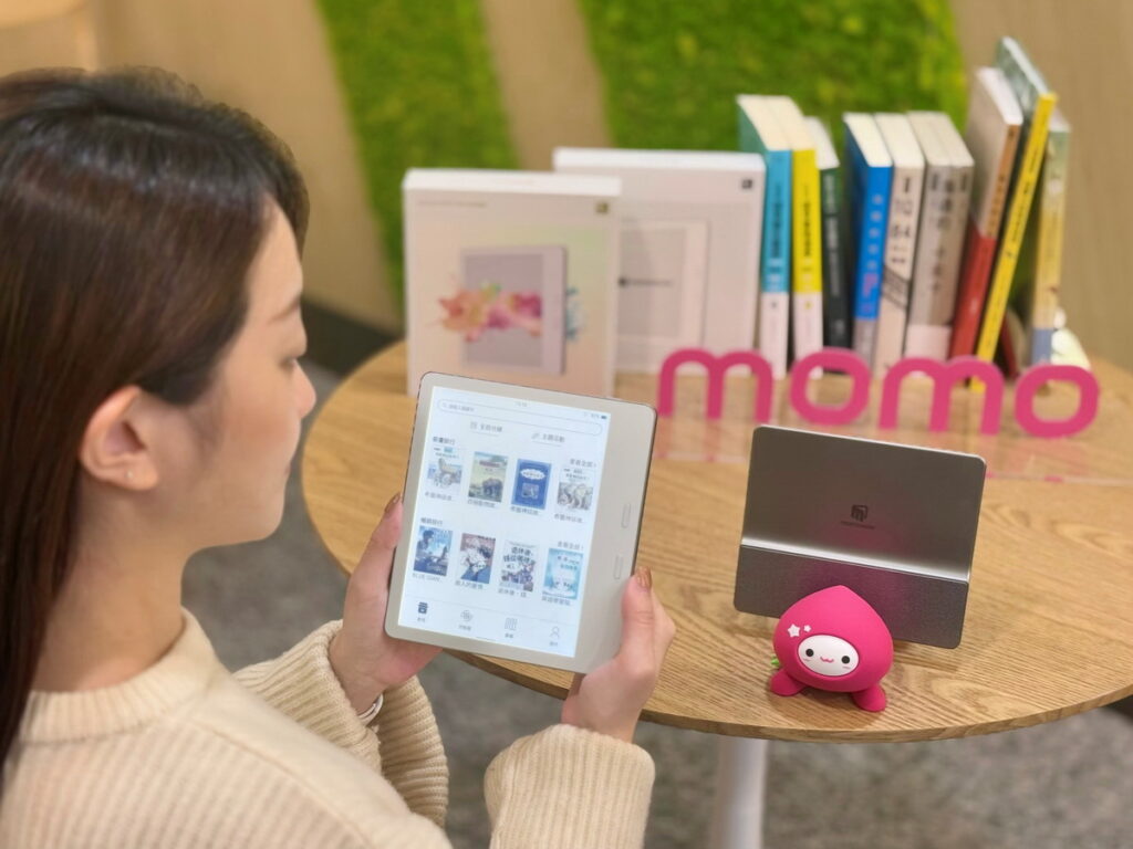 momo祭出momoBOOK「早鳥大禮包」,即日起至2/16,凡預購7吋momoBOOK電子書閱讀器,即可獲得總價值$7,178的優惠組合,包括市價$1,280元保護套、電子書折價券30張、雜誌月租包2個月與精選電子書5本,超值回饋不容錯過!