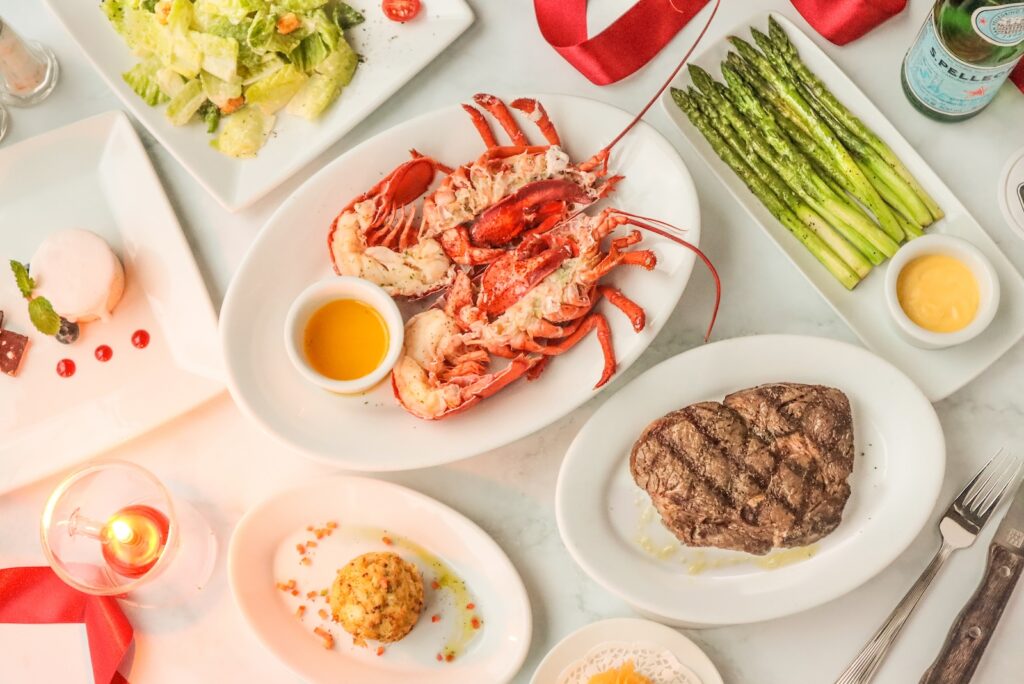 情人節限定菜單登場!頂級肋眼搭配整隻活龍蝦品饗海陸盛典。(圖片由茹絲葵提供)