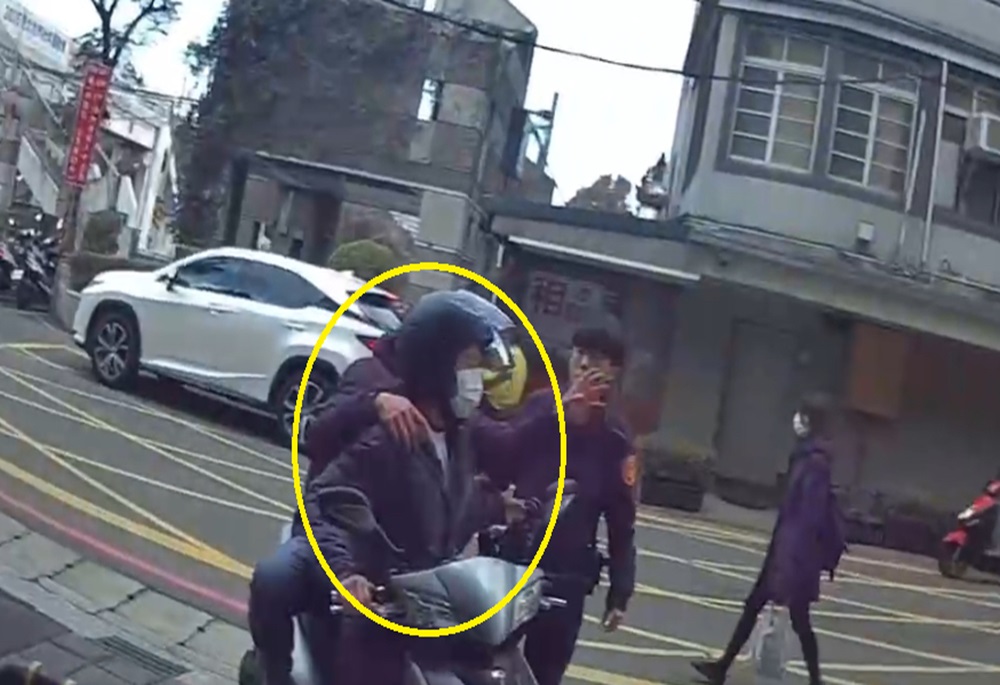 心臟病突發妻衝派出所求援 警鳴笛送醫搶救寶貴生命 257 248250209a01
