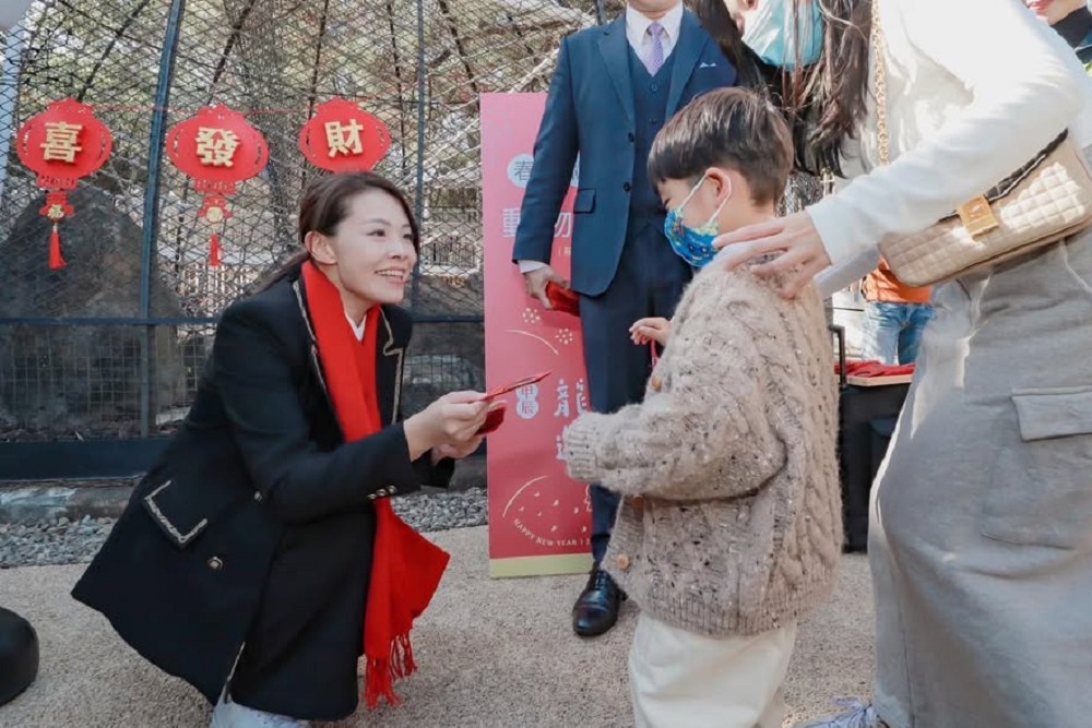 高虹安當「孩子王」被側拍上網 民眾盛讚:很親民沒架子 260 高虹安當「孩子王」被側拍上網 民眾盛讚:很親民沒架子 259