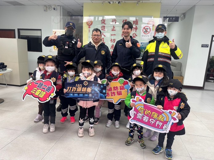 托嬰中心參訪大崙派出所 近距離互動體驗警察工作 53 S 12100026 0