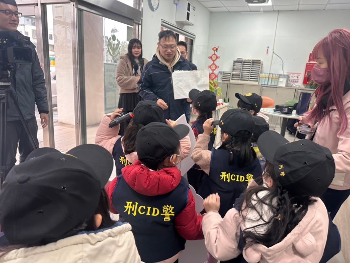 托嬰中心參訪大崙派出所 近距離互動體驗警察工作 54 S 12100025 0