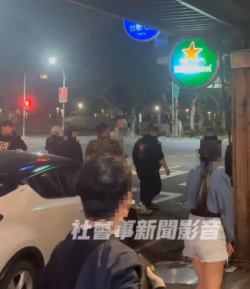 【有片】朋友聚餐聊天酒吧外起衝突 桃警快打部隊火速控制 57 S 27639811